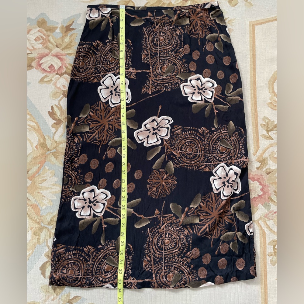 Black with sophisticated neutral designs, California Krush size XL crêpon skirt - Picture 4 of 8